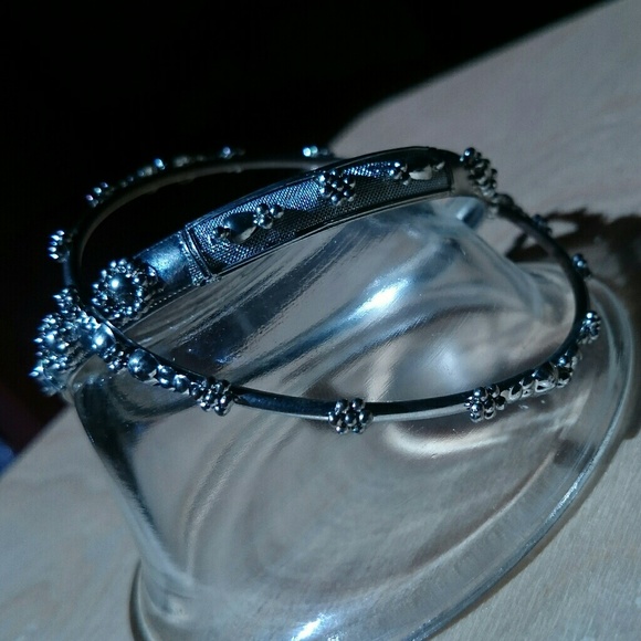 Matching Metal Flower Bangles🌸 - Picture 4 of 7